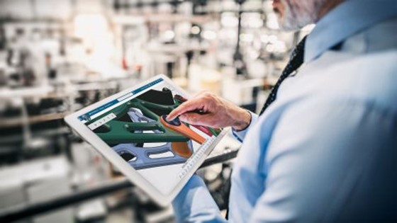 An engineer modifies the design of a mechanical part on a tablet displaying the 3DEXPERIENCE platform xApps.